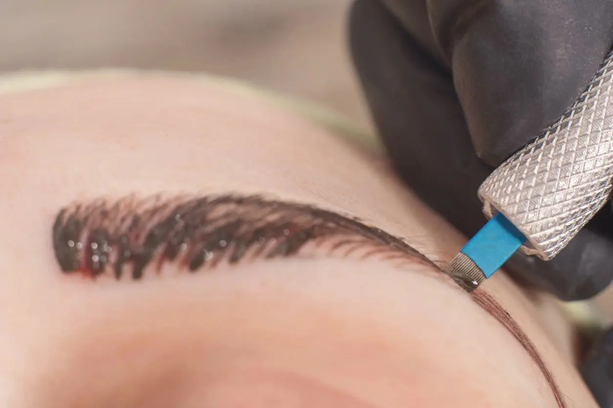fm=f_W1kwnRe Cosmetologist applying permanent make up on eyebrows. Permanent tattooing of eyebrows.
